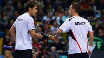 Tommy Haas y Philipp Kohlschreiber, tras un punto.