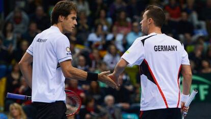 Tommy Haas y Philipp Kohlschreiber, tras un punto.