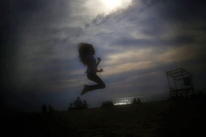 Una niña salta en la playa pública Ramet El Bayda en Beirut (Líbano). Fotografía tomada con un velo sobre la lente.