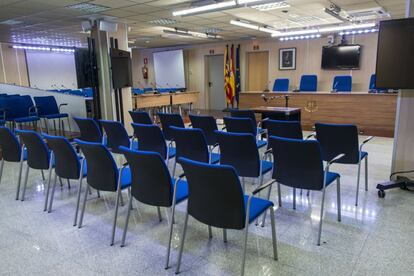 GRA066. PALMA DE MALLORCA, 07/01/2016.- Interior de la sala de la sede de la Escuela Balear de la Administración Pública de Palma (EBAP) donde a partir del próximo 11 de enero tendrá lugar el juicio del caso Noo sque sentará en el banquillo de los acusados a un miembro de la familia real, la infanta Cristina, junto a su marido, Iñaki Urdangarin, y otros 16 acusados. La expectación generada por el juicio ha obligado a adecuar un edificio que ya había albergado antes otra vista oral de especial complejidad por el elevado número de encausados, el caso Kabul de narcotráfico que juzgó la Audiencia de Palma en 2013. EFE/Cati Cladera ***POOL***