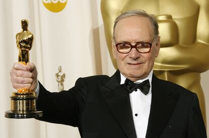 Ennio Morricone, padre de más de 500 melodías como 'La misión', 'Los intocables de Eliot Ness', 'El bueno, el feo y el malo' o 'Novecento', está considerado como uno de los mejores compositores de la historia del cine. En la imagen, el músico posando con el Oscar a mejor banda sonora por ’Los odiosos ocho’.