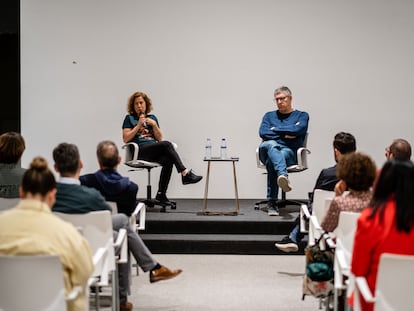 Los periodistas Berna González Harbour y Guillermo Altares conversan con un grupo de suscriptores de EL PAÍS en la redacción del diario en Madrid.