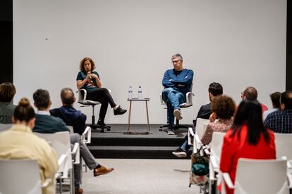 Los periodistas Berna González Harbour y Guillermo Altares conversan con un grupo de suscriptores de EL PAÍS en la redacción del diario en Madrid.