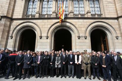 Minuto de silencio en las puertas de la Universitat de Barcelona.