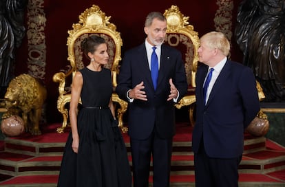 Los reyes de España Felipe y Letizia posan con el primer ministro británico Boris Johnson durante la recepción a los jefes de Estado y jefes de Gobierno que participan en la cumbre de la OTAN, hoy martes en el Salón del Trono del Palacio Real, en Madrid. 

