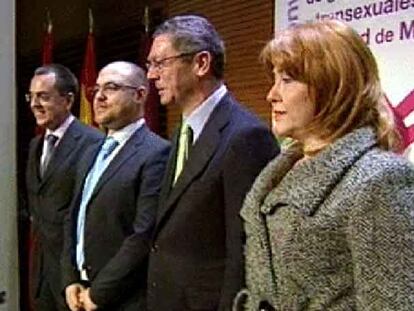 Gallardón firma un acuerdo con gays y transexuales