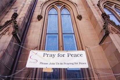 Fachada de la Iglesia Fisrt and Franklin. Un letrero gigante dice "Reza por la Paz".