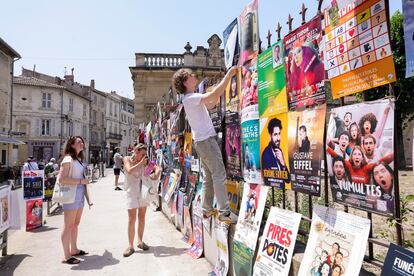 Instalación de carteles de obras de teatro presentes en esta edición del festival de Aviñón.
