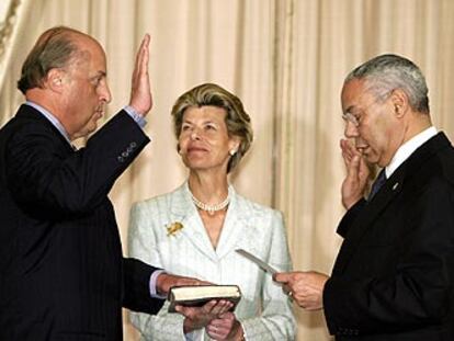 Colin Powell (derecha) toma juramento a John Negroponte, nuevo embajador estadounidense en Irak.