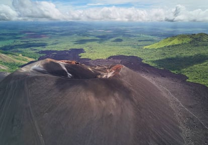 Vista del volcán Cerro Negro, en el departamento de León (Nicaragua).