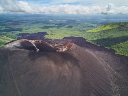 Vista del volcán Cerro Negro, en el departamento de León (Nicaragua).