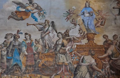 Grieta en la pintura de una de las paredes del coro superior del monasterio de San Jerónimo de Granada, agravada tras los últimos terremotos. FERMÍN RODRÍGUEZ