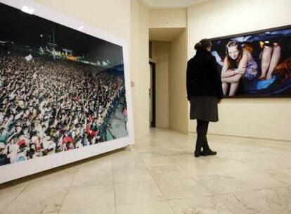 Una visitante en la exposición sobre el Festival de Benicassim, en Granada.