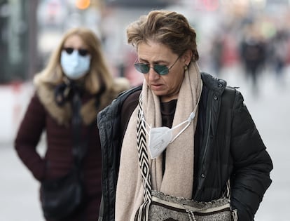 Una mujer camina por la calle sin mascarilla, el pasado viernes, en Madrid.