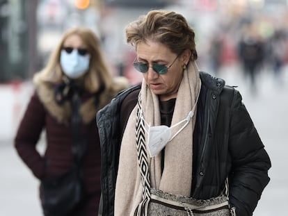 Una mujer camina por la calle sin mascarilla, el pasado viernes, en Madrid.