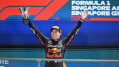 El piloto mexicano Checo Pérez celebra su victoria este domingo en Singapur.