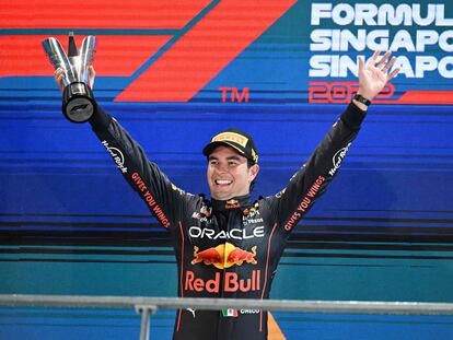 El piloto mexicano Checo Pérez celebra su victoria este domingo en Singapur.