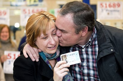 GRA139. SANTANDER, 22/12/2013.- Teres, junto a Javier, llora de alegr&iacute;a con el d&eacute;cimo de loter&iacute;a que adquiri&oacute; en el centro comercial Carrefour El Alisal en Santander con el n&uacute;mero 51689, agraciado con el tercer premio de la Loter&iacute;a de Navidad. EFE/Pedro Puente Hoyos