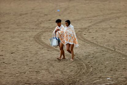 La playa de la Malvarrosa tras la tormenta caída la madrugada del domingo, que provocó una bajada de 10 grados de temperatura en la Comunidad Valenciana.