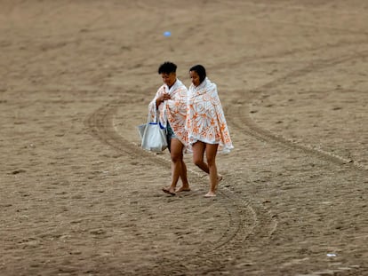 La playa de la Malvarrosa tras la tormenta caída la madrugada del domingo, que provocó una bajada de 10 grados de temperatura en la Comunidad Valenciana.
