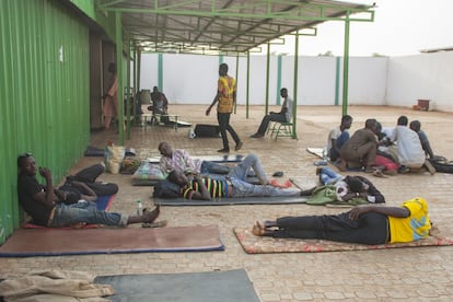Las partes traseras de los aparcamientos de las principales estaciones de buses de la capital de Níger acostumbran a ser un espacio de encuentro entre los migrantes que regresan a casa y los que quieren continuar su aventura hacia el norte.