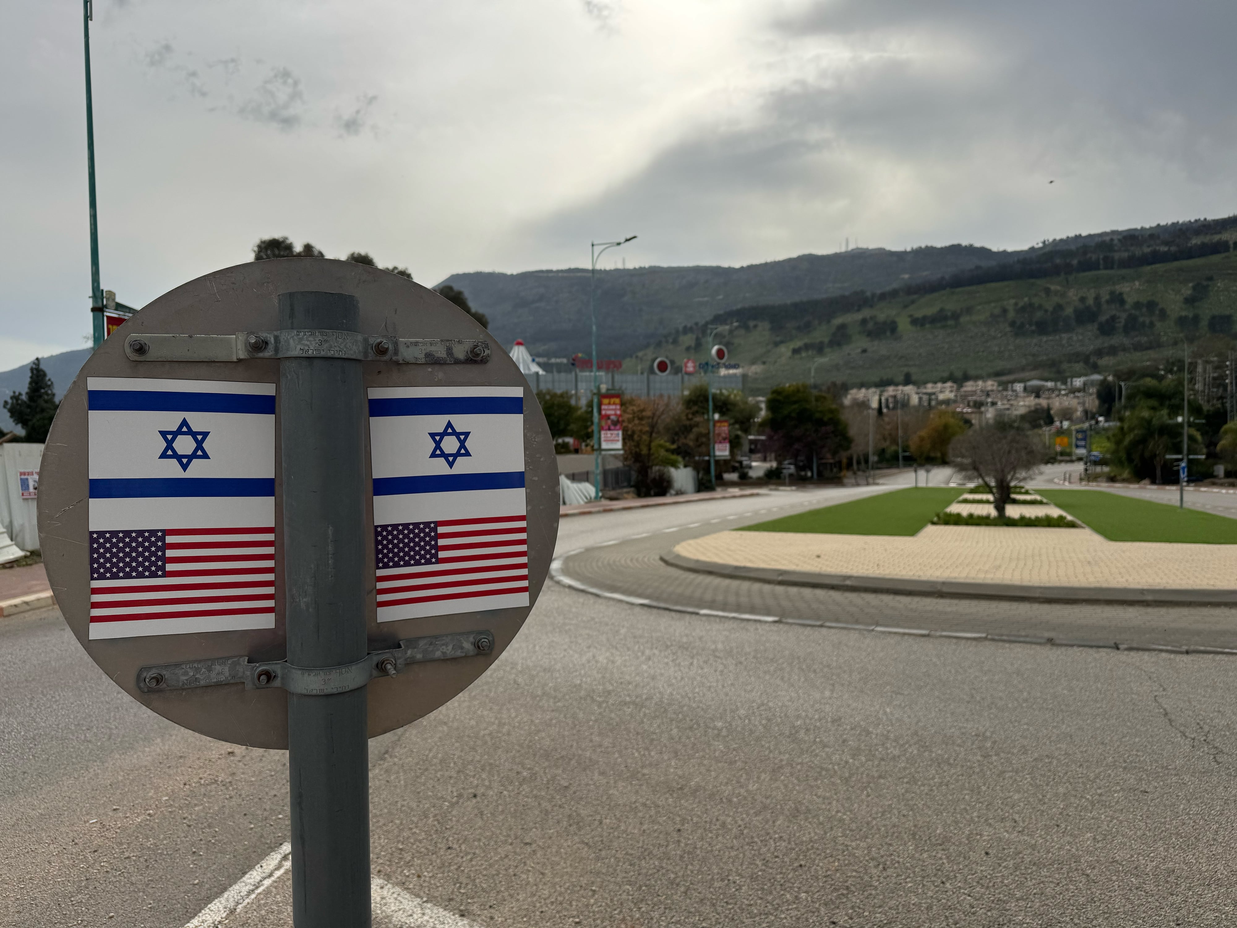 Pegatinas con las banderas de EE UU e Israel, los dos países que lanzaron la guerra contra Irán, en Kiriat Shmona, en el norte de Israel, este viernes.