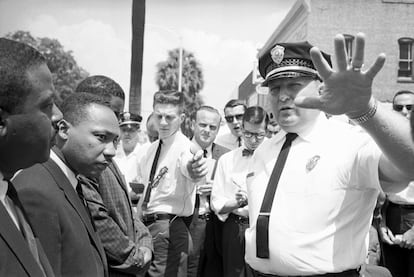 El jefe de policía Laurie Pritchett detiene a manifestantes anti-segregación, incluyendo a Martin Luther King (el segundo por la izquierda), en diciembre de 1961.