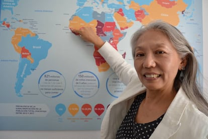 Kiyomi Kawaguchi, Representante y Directora del Programa Mundial de Alimentos de la ONU (PMA) en Guinea-Bissau señala el país en el mapa durante su visita a Madrid.