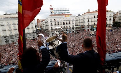 Marcelo ySergio Ramos ofrecen la Copa a la afición madridista reunida en la Puerta del Sol de Madrid. 