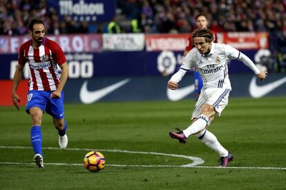 Luka Modric del Real Madrid lanza la pelota a portería.