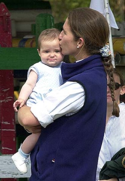 La infanta Elena sostiene en brazos a su hija Victoria Federica, que nació en Madrid el 9 de septiembre de 2000.