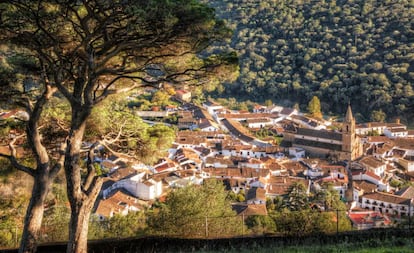 Vista del pueblo de Alájar, en la onubense Sierra de Aracena.