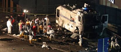 La policía invetiga junto a los restos del coche bomba.