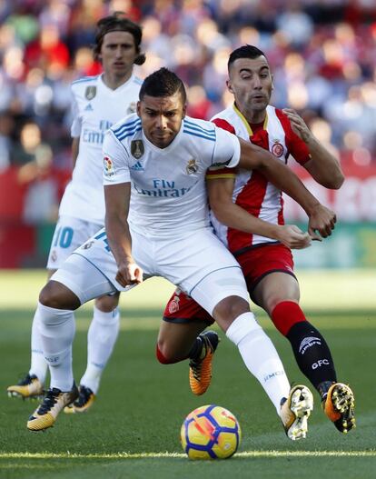 El centrocampista del Girona Borja Garcia (d) pelea un balón con el centrocampista brasileño del Real Madrid Carlos Casemiro.