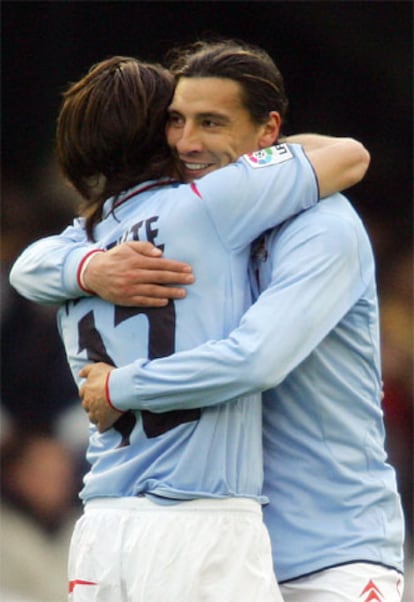 Pablo Contreras, del Celta de Vigo, celebra su gol con Diego Placente en el estadio de Balaidos.