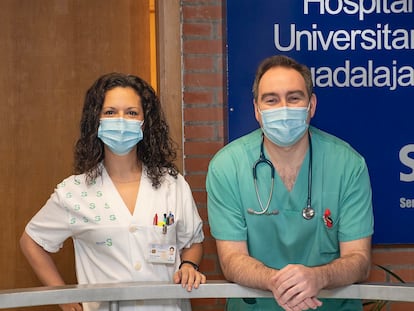 La enfermera Susana Rosa y el médico Gonzalo Galicia, en el Hospital Universitario de Guadalajara.