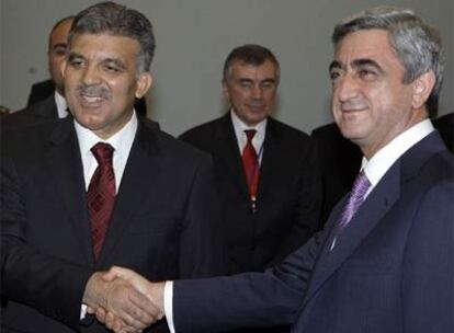 Desde la izquierda, el presidente turco, Abdulá Gül, y su homólogo armenio, Sergue Sarkisián, ayer en Eriván.