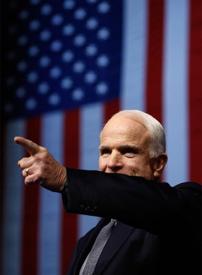 El candidato republicano, John McCain, en un acto electoral en Melbourne (Florida), el pasado viernes.