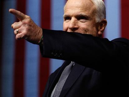 El candidato republicano, John McCain, en un acto electoral en Melbourne (Florida), el pasado viernes.