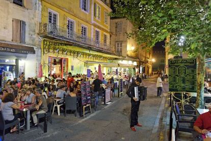 Ambiente veraniego en el superviviente Café Van Gogh de Arlés.