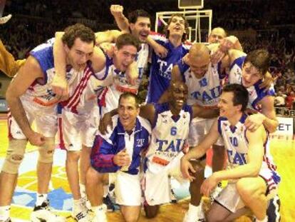 Los jugadores del Tau festejan su triunfo ante el AEK de Atenas y la clasificación para disputar la final de la Euroliga.
