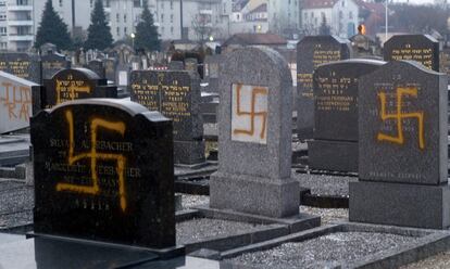 Los profanadores -que parece llevaron a cabo su acción en la noche del martes al miércoles- han escrito "Judden Raus" (Los judíos fuera). El cónsul honorífico de Israel en Estrasburgo, que se dijo "furioso" y "avergonzado", ha establecido un vínculo entre la profanación y el aniversario del campo de concentración de Auschwitz.