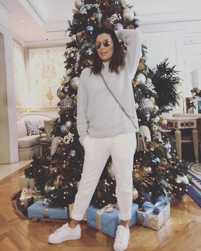 Antes de irse a pasar unas vacaciones en la playa en pleno mes de diciembre, la actriz Eva Longoria quiso enseñar a sus seguidores de Instagram cómo le ha quedado este año su árbol de Navidad.