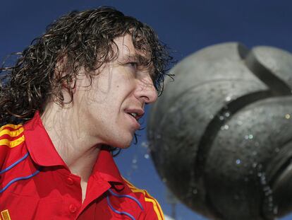 Carles Puyol, durante la entrevista, al lado de la fuente que preside la entrada del hotel de concentración.