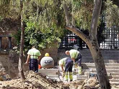 Trabajadores cavando zanjas en el parque de Joan Miró.