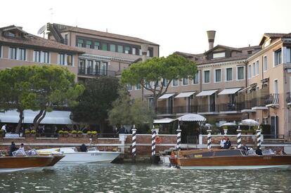 Transporte de convidados no barco no hotel Cipriani, durante o coquetel organizado por Clooney.