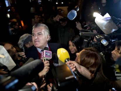 Luis Bárcenas, rodeado de periodistas tras salir de la prisión de Soto del Real, donde pasó 17 meses.