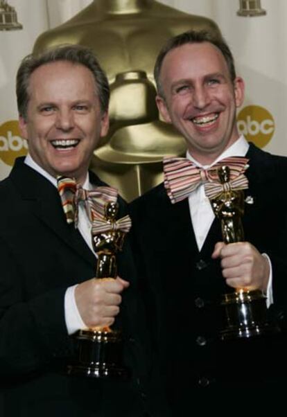 Nick Park, a la izquierda, y Steve Box posan con el Oscar a la mejor película de animación por <i>Wallace y Gromit: La maldición de las verduras</i> en la ceremonia de la entrega de la 78ª edición de los Oscar.