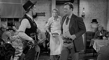 Un fotograma de la película 'El hombre que mató a Liberty Valance', de John Ford. Desde la izquierda, Lee Marvin, James Stewart y John Wayne.