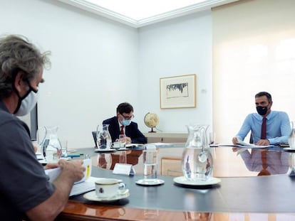 Pedro Sánchez, Salvador Illa y Fernando Simón durante una reunión del Comité de Seguimiento del Coronavirus.